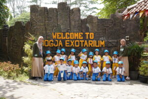 Siswa-siswi Kindy-1 melakukan field trip ke Jogja Exotarium (Foto/Humas GIS 3 Jogja)