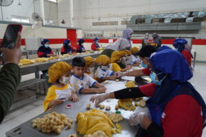 Siswa Palygroup GIS 3 Jogja ikut praktik membuat bakpia secara langsung di pabrik Bakpia Mutiara Jogja (Foto/Humas GIS 3 Jogja)
