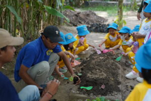 Siswa-siswi antusias belajar bertani saat field trip ke Mini Zoo Jogja Exotarium (Foto/Humas GIS 3 Jogja)