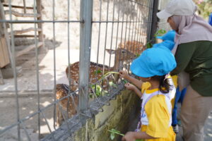 Siswa-siswi berinterkasi dengan satwa yang ada di Mini Zoo Jogja Exotarium (Foto/Humas GIS 3 Jogja)