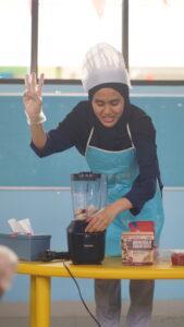 Guru sedang mempraktikkan salah satu tahap pembuatan makanan kepada para siswa (Foto/Humas GIS 3 Jogja)