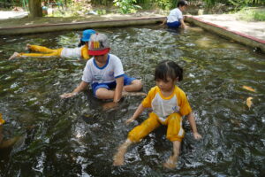 Keseruan siswa bermain dan belajar dekat dekat alam terbuka selama outbound Kindy-2 GIS 3 Jogja (Foto/Humas GIS 3 Jogja)