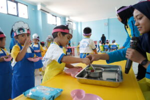 Guru sedang membimbing siswa dalam kegiatan Fun Cooking PG-K GIS 3 Jogja (Foto/Humas GIS 3 Jogja)