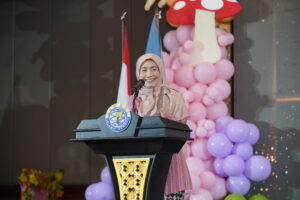 Potret Mrs. Aini Husna, M.Pd., Plt. Direktur GIS 3 Jogja saat memberikan sambutan pada momen wisuda Kindy 2 GIS 3 Jogja