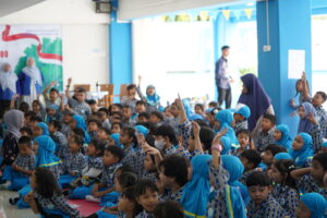 Antusiasme siswa-siswi Primary GIS 3 Jogja mendengarkan dongeng yang dituturkan oleh pendongeng (Dokumentasi oleh Tim Humas GIS 3 Jogja)