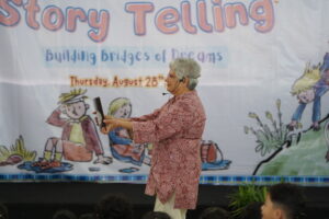 Mrs. Kiran dari Rumah Dongeng Mentari sedang mendongeng untuk siswa-siswi Primary GIS 3 Jogja 