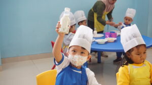 Little Chefs Hands-On Learning: Playgroup Children Craft Fruity Milky Jelly Sparks Creativity (Dokumentasi oleh Tim Humas GIS 3 Jogja)