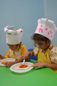 Momen siswa Kindy 1 membuat veggies pizza dengan serius (Dokumentasi oleh Tim Humas GIS 3 Jogja)