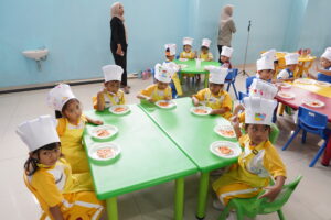 Momen keseruan siswa-siswi Kindy 1 membuat veggies pizza (Dokumentasi oleh Tim Humas GIS 3 Jogja)