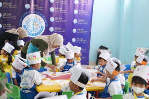 Momen para guru mendampingi siswa-siswi Kindy 1 membuat veggies pizza (Dokumentasi oleh Tim Humas GIS 3 Jogja)