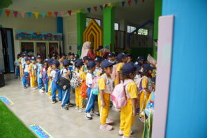 Siswa-siswi Playgroup and Kindergarten GIS 3 Jogja sedang persiapan berangkat field trip ke Suraloka Zoo