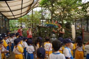 Siswa-siswi PG-K GIS 3 Jogja sedang menyimak penjelasan dari guide Suraloka Zoo di Zona Aviary