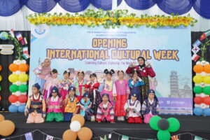 Siswa Kindy-2D dalam balutan warna-warni pakaian hanbok khas Korea Selatan