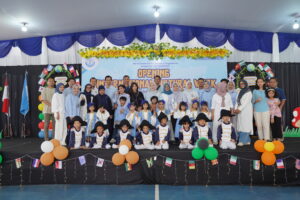 Siswa-siswi Kindy-1B berpose bersama orang tuanya pada kegiatan International Cultural Week 2025