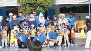 Potret siswa-siswi bersama orang tuanya dalam balutan pakaian senada