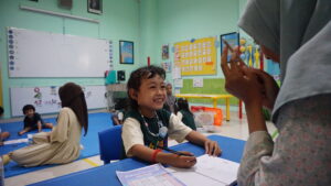 Potret seorang siswa sedang mengikuti ekstrakurikuler tahfidz