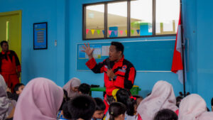 Seorang anggota TRC BPBD DIY sedang memberi penjelasan kepada siswa