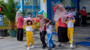 Siswa mempraktikkan proses penyelamatan diri saat gempa bumi