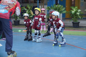 Potret siswa sedang mendengarkan instruksi dari pelatih inline skate