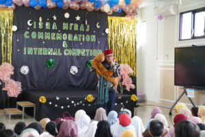 Kak Awe menyampaikan dongeng kepada siswa-siswi PG-K