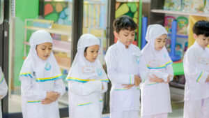 Siswa-siswi PG-K mengikuti perlombaan salat dalam kegiatan Internal Competition Isra Mi'raj