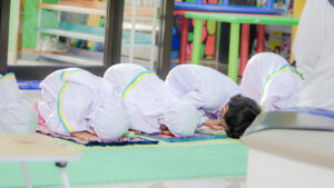 Lima orang siswa Kindy-2 sedang melakukan lomba hafalan gerakan dan bacaan salat