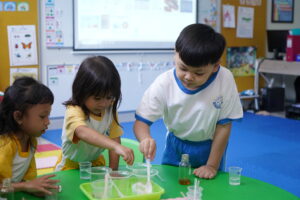 Siswa tampak antusias saat mencampurkan cairan pada area sains