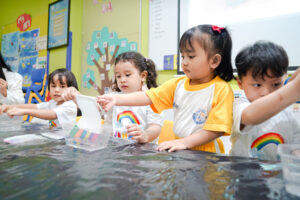 Potret keseruan siswa ketika bereksperimen membuat pelangi di kertas