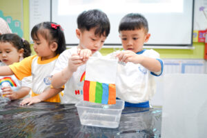 Siswa dari kelompok lain ikut mencoba eksperimen yang dipresentasikan dengan antusias