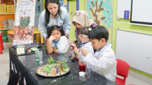 Orang tua hadir sebagai pendamping siswa ketika melakukan eksperimen di depan kelas