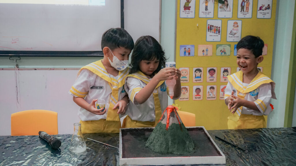 Momen keceriaan siswa ketika mempraktikkan eksperimen gunung meletus