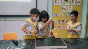 Momen keceriaan siswa ketika mempraktikkan eksperimen gunung meletus