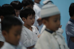 Seorang siswa tampak khusyuk ketika salat berjemaah