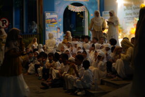 Siswa-siswi PG-K GIS 3 Jogja berfoto bersama di lobi sekolah