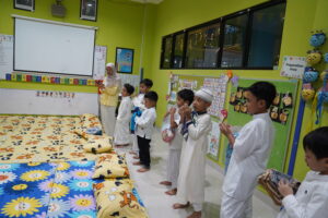 Potret siswa dibimbing untuk doa bersama sebelum tidur malam