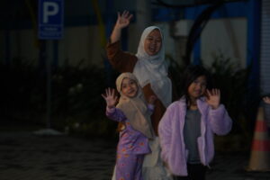 Meski pagi masih gelap, siswa diajak jalan pagi di sekitar sekolah