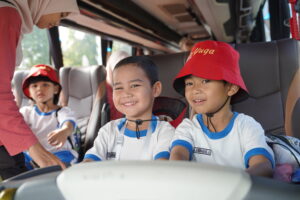 Potret keceriaan siswa Playgroup dalam perjalanan menuju Damkar UGM
