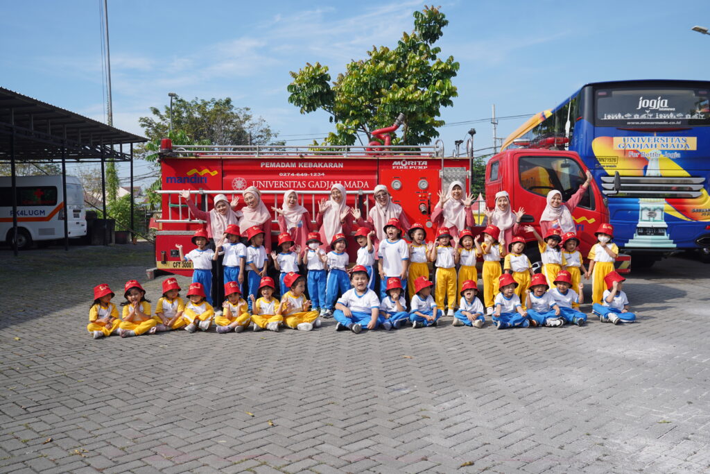 Siswa dan guru berpose bersama di depan mobil pemadam kebakaran Damkar UGM