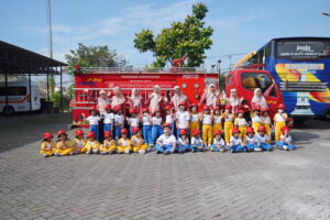 Siswa dan guru berpose bersama di depan mobil pemadam kebakaran Damkar UGM