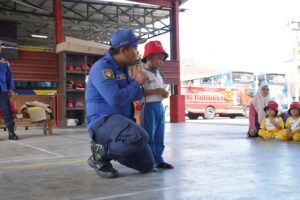 Professional Visit melatih siswa untuk lebih berani dan dekat dengan lingkungan