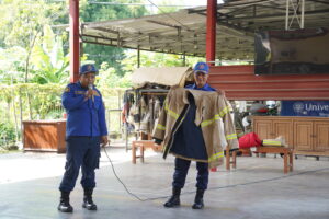 Bapak Damkar sedang menunjukkan seragam kepada para siswa Playgroup