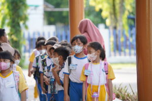 Siswa Kindy-2 berbaris rapi untuk mengantre masuk ke Balai Teknik Sabo