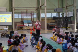 Di dalam Balai Teknik Sabo, siswa duduk tertib sambil mendengarkan pengarahan dari gurunya