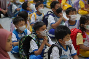 Para siswa tampak menyimak penjelasan mengenai kebencanaan dengan serius