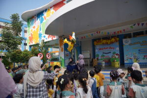 Momen ketika tiga balon hewan dipotong sebagai pertanda dimulainya kegiatan Market Day 2026