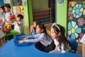 Siswa Kindy-2 terlihat duduk di booth sembari menunggu kedatangan pembeli