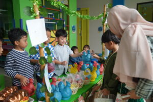 Potret siswa Kindy-2B tengah melayani pembeli yang sedang melihat-lihat dagangannya