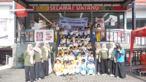 Sebelum belajar bersama di Superindo, siswa dan guru berfoto terlebih dulu di depan gedung