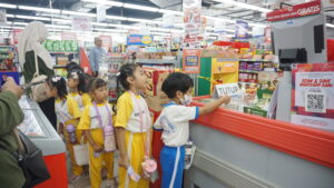 Siswa berlatih membayar belanjaannya sendiri di kasir yang tersedia