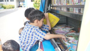 Dengan penuh semangat, siswa memilih dan mengambil buku yang tersedia di dalam mobil